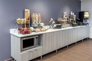 Café da manhã completo grátis todos os dias
