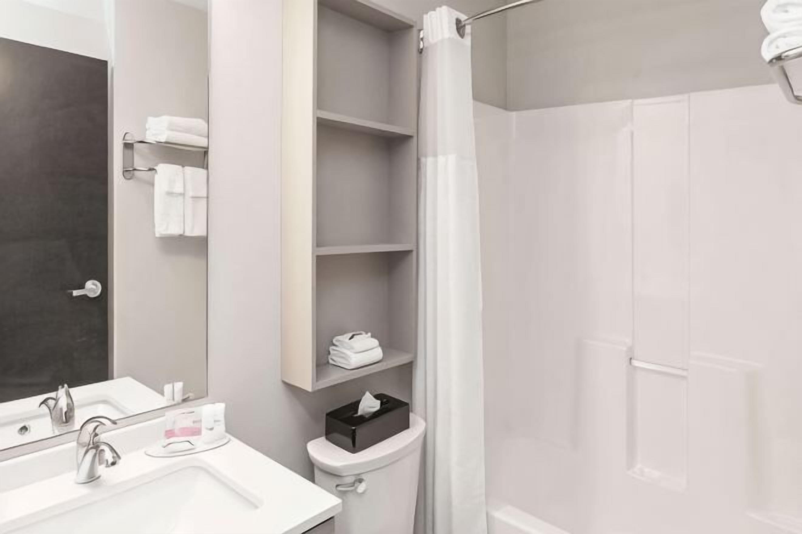 Combined shower/bathtub, free toiletries, hair dryer, towels