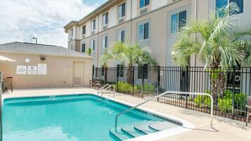 Außenpool, geöffnet von 09:00 Uhr bis 22:00 Uhr, Sonnenschirme