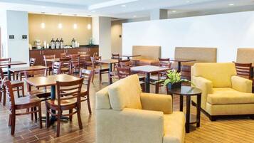 Tägliches inbegriffenes Frühstück zum Mitnehmen