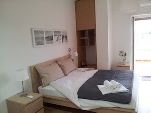 Escritorio, wifi gratis y ropa de cama 