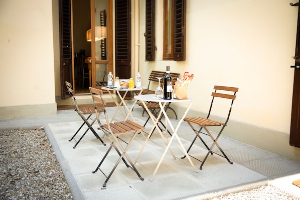 Daily cooked-to-order breakfast (EUR 18 per person)