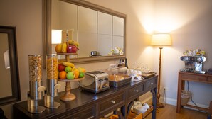 A breakfast bar with a toaster, fruit, and cereal dispensers. - Villino Fiorentino (Florence)