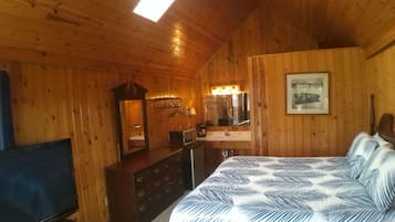 Cottage #6, Motel Cottage, King Bed, Microwave & Mini Fridge