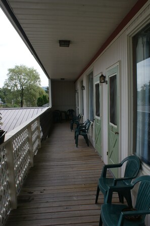 Porch - Northern Peaks Motor Inn (Gorham)