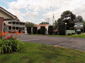 Free self-parking - Northern Peaks Motor Inn (Gorham)