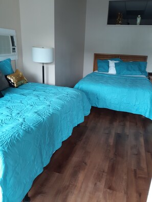 Basic Apartment | Desk, free WiFi, bed sheets - Northern Peaks Motor Inn (Gorham)
