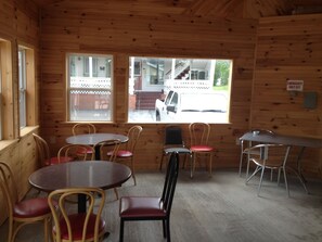 Dining - Northern Peaks Motor Inn (Gorham)
