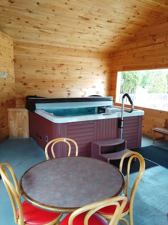 Spa. Northern Peaks Motor Inn