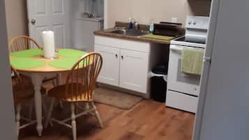 Basic Apartment | Desk, free WiFi, bed sheets
