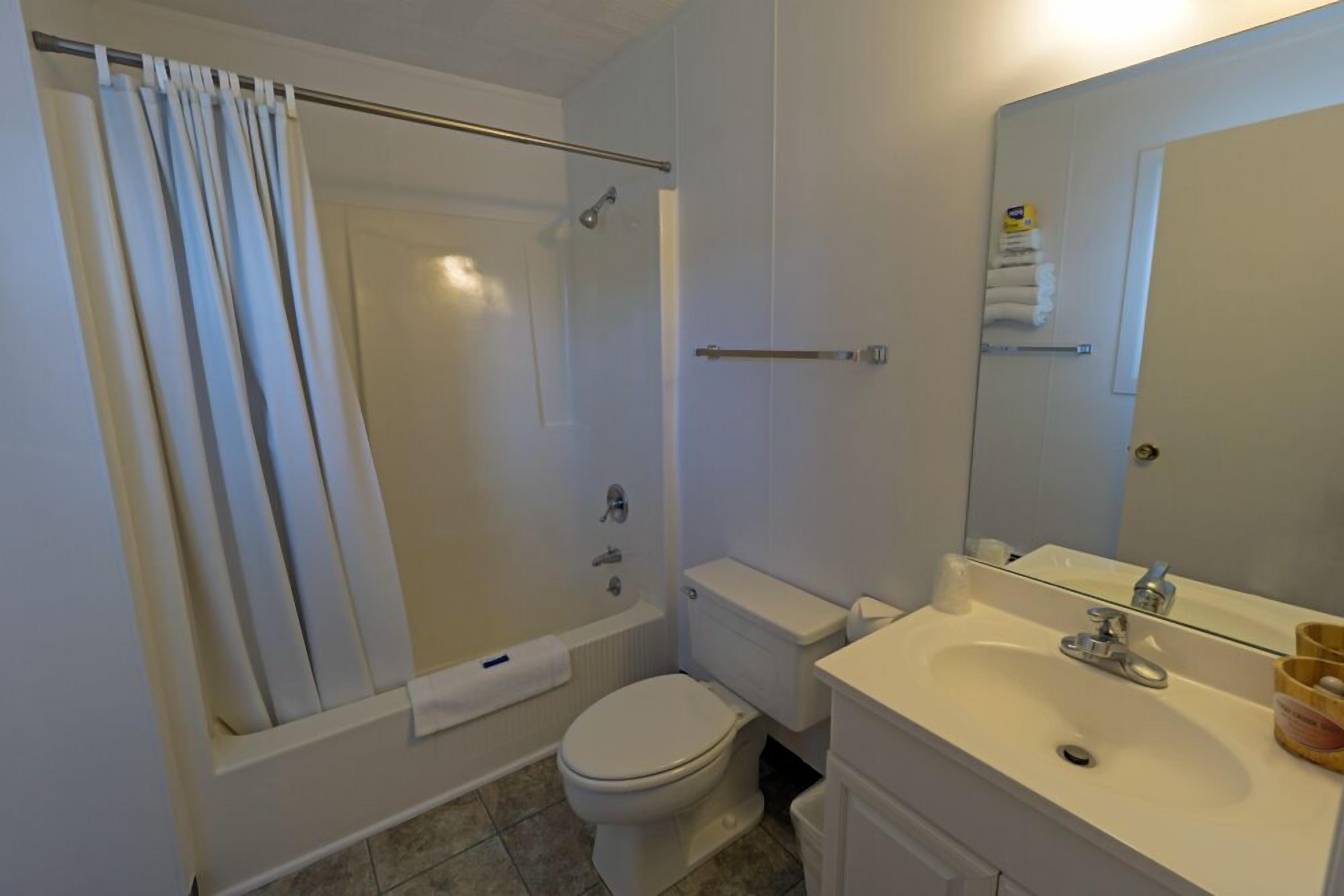 淋浴/盆浴组合、吹风机、毛巾、肥皂