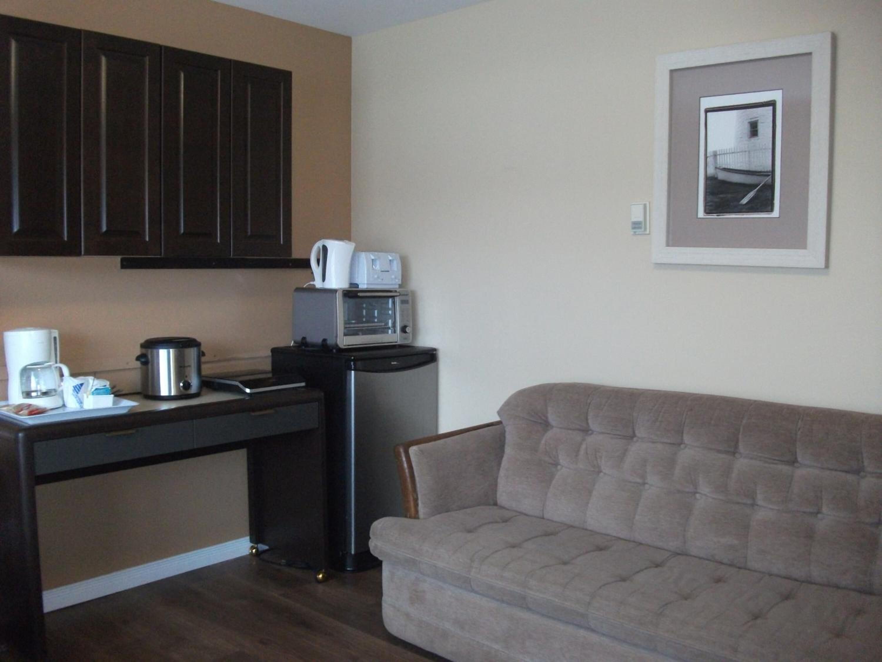 fridge, microwave, coffee/tea maker