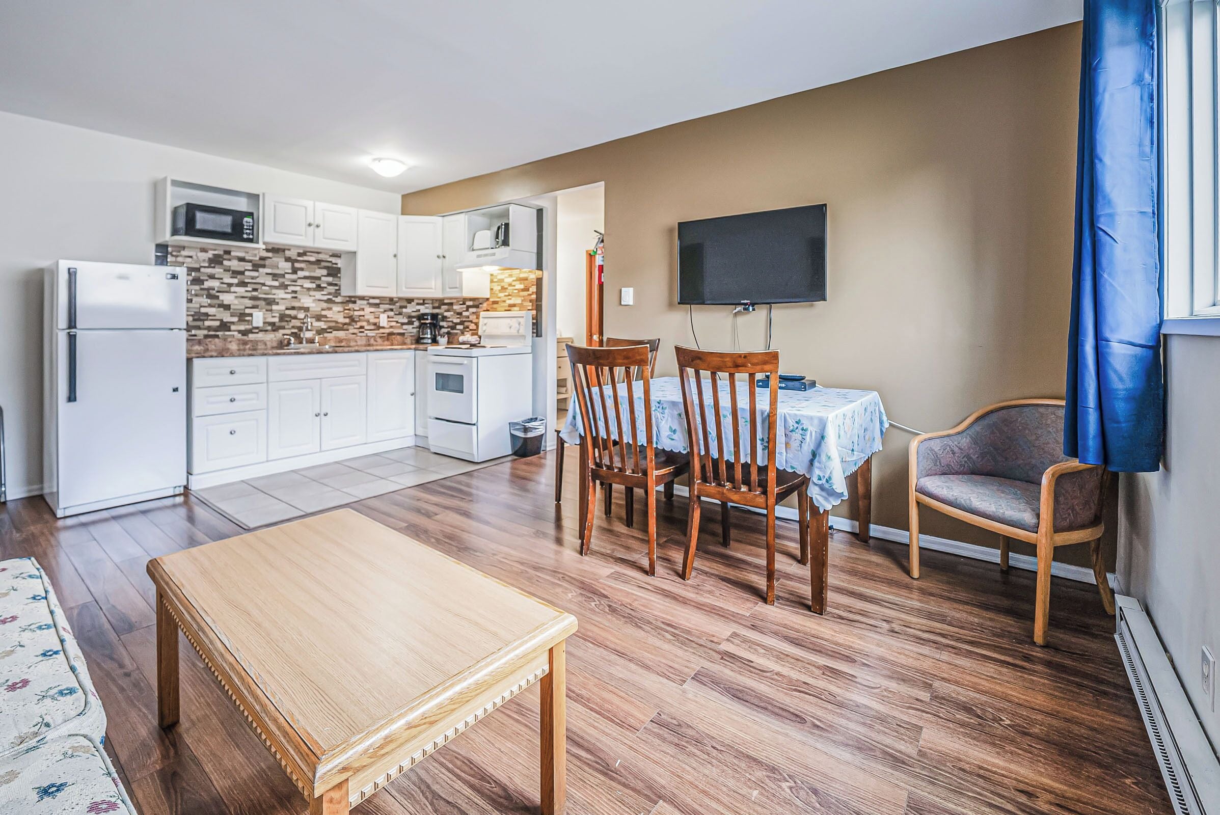 Suite, 1 soverom | Oppholdsområde | Flatskjerm-TV