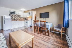 Suite, 1 Bedroom | Living area