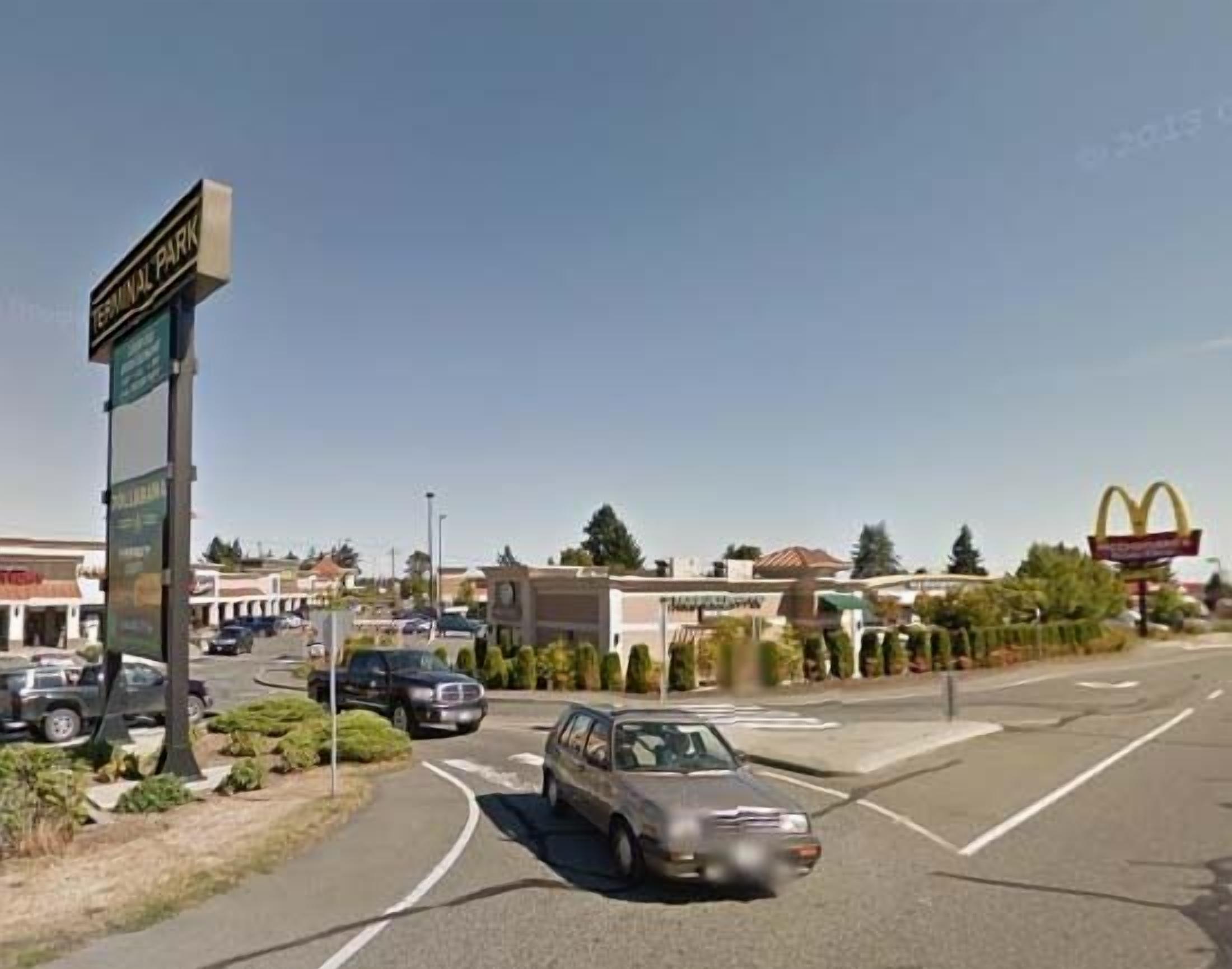 Ein Parkplatz mit einem McDonald's-Schild und einem Park & Ride-Schild.