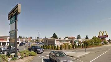 Ein Parkplatz mit einem McDonald's-Schild und einem Park & Ride-Schild.