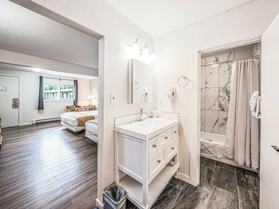 Standard Room, 2 Queen Beds | Bathroom