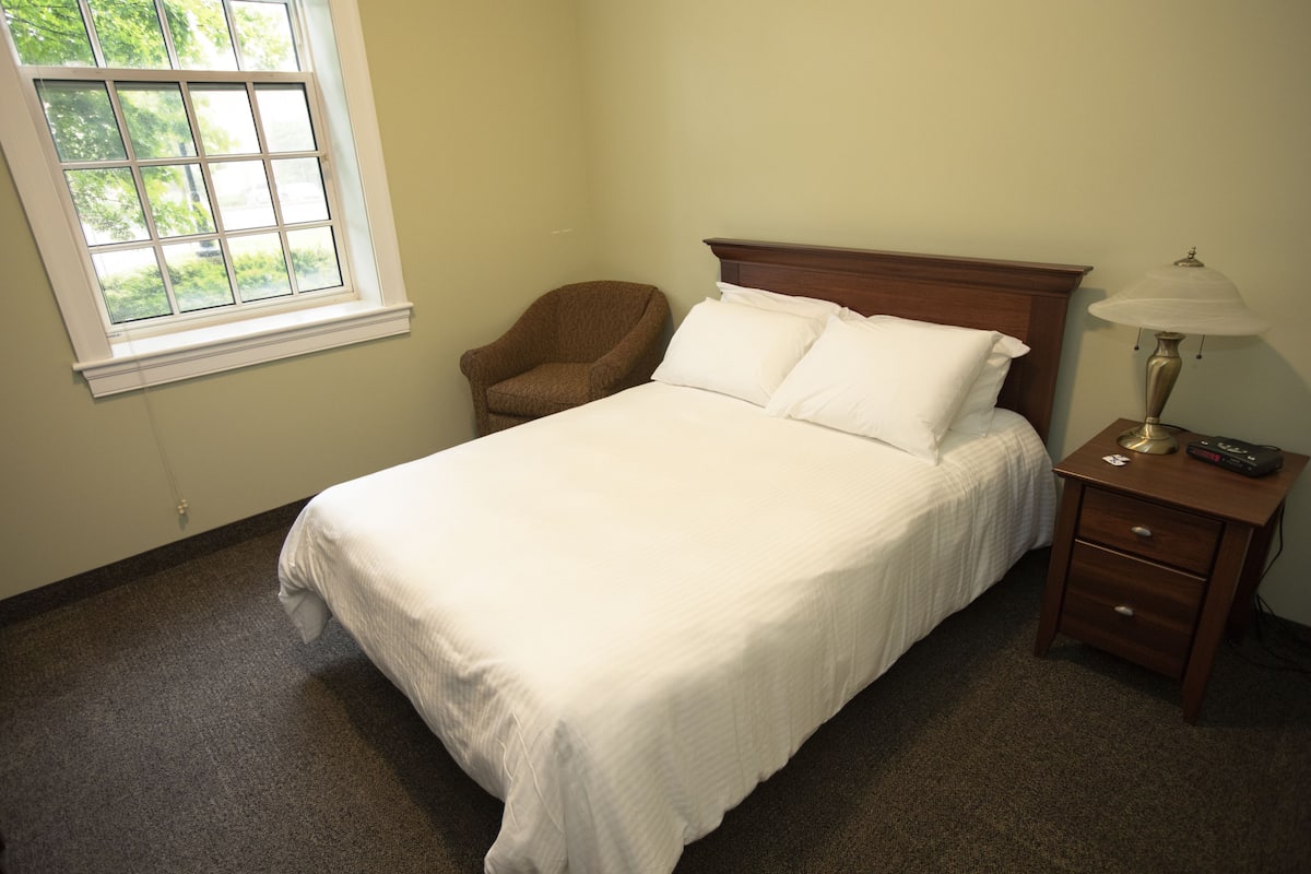 Queen Room | Desk, laptop workspace, iron/ironing board, free WiFi