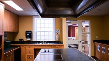 Een koelkast, een microgolfoven, een koffiezetapparaat/waterkoker