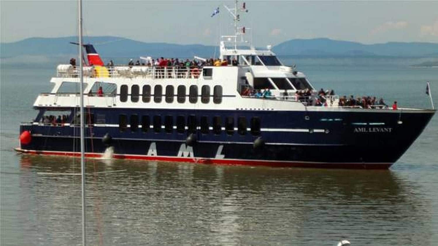 Un gran ferry con varias cubiertas y un llamativo logotipo de "AML", que indica que es un barco de pasajeros.