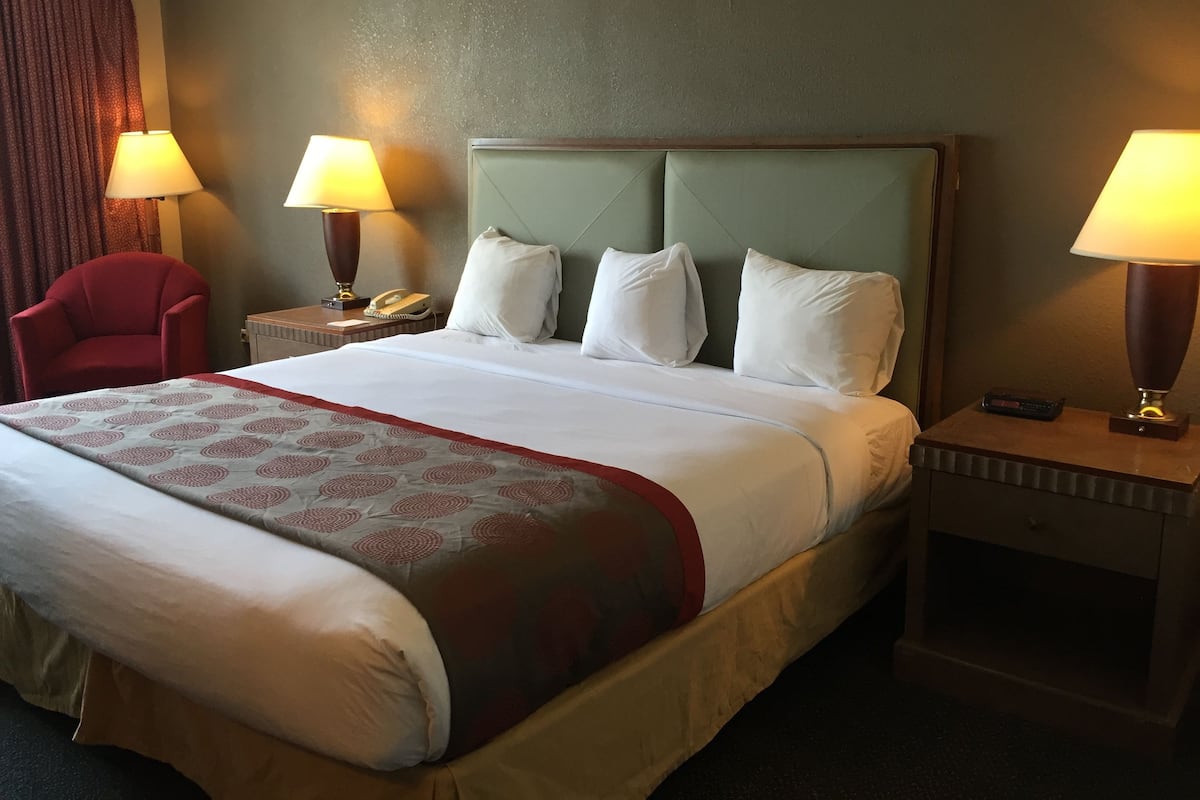 In-room safe, desk, iron/ironing board