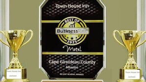Un trofeo con la leyenda 'Town House Inn', 'Condado de Cape Girardeau, Missouri' y '2025'.