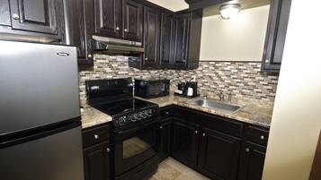 Singola Economy, 1 letto queen, angolo cottura | Cucina privata | Frigorifero, microonde, forno, piano cottura