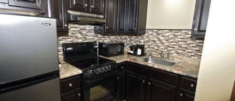 Economy Single Room, 1 Queen Bed, Kitchenette | Private kitchen | Fridge, microwave, oven, stovetop