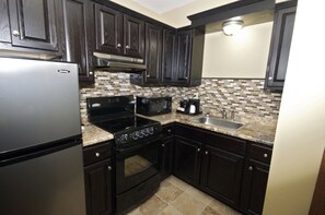 Yhden hengen economy-huone, 1 keskisuuri parisänky, keittotila | Yksityinen keittiö | Jääkaappi, mikroaaltouuni, uuni, liesi