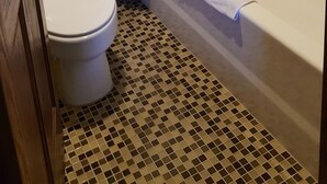 Ein Badezimmer mit Toilette, Dusche und Badewanne.