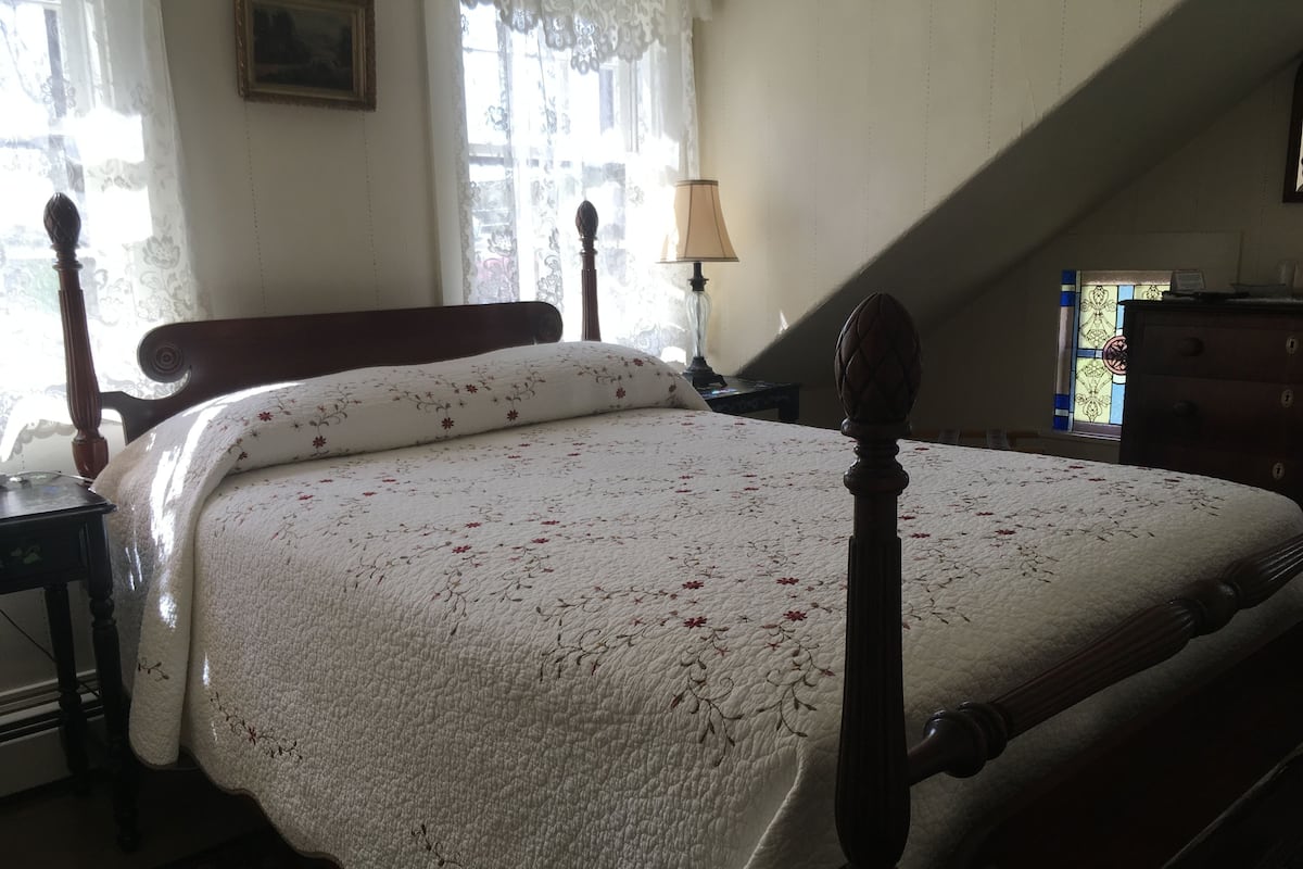 Cranberry Room- Shared Bathroom