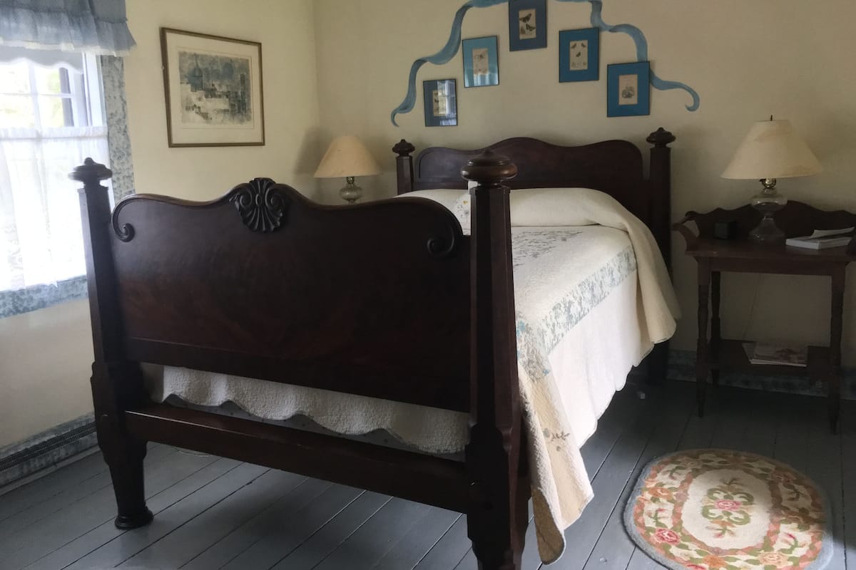 Bayberry Room - Shared Bathroom