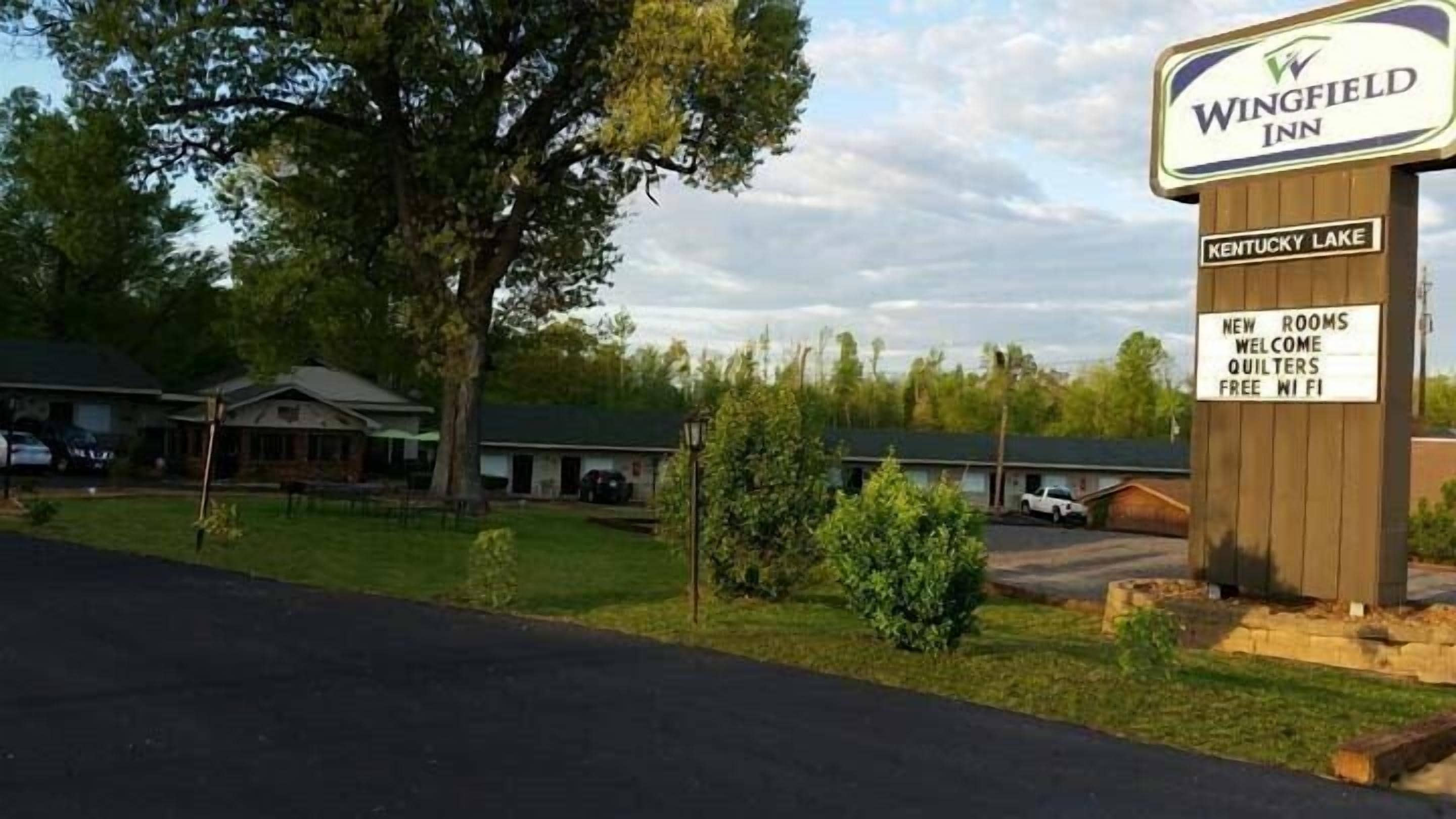 Wingfield Inn -hotellin kyltti, jossa näkyy Kentucky-järvi, uudet huoneet, vieraita ilahduttavat peitteet ja ilmainen Wi-Fi.