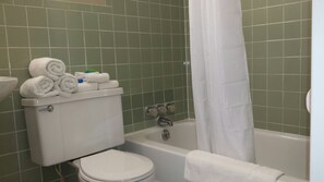 Habitación, 2 camas Queen size | Baño | Tina con regadera, amenidades de baño gratuitas, secadora de cabello 