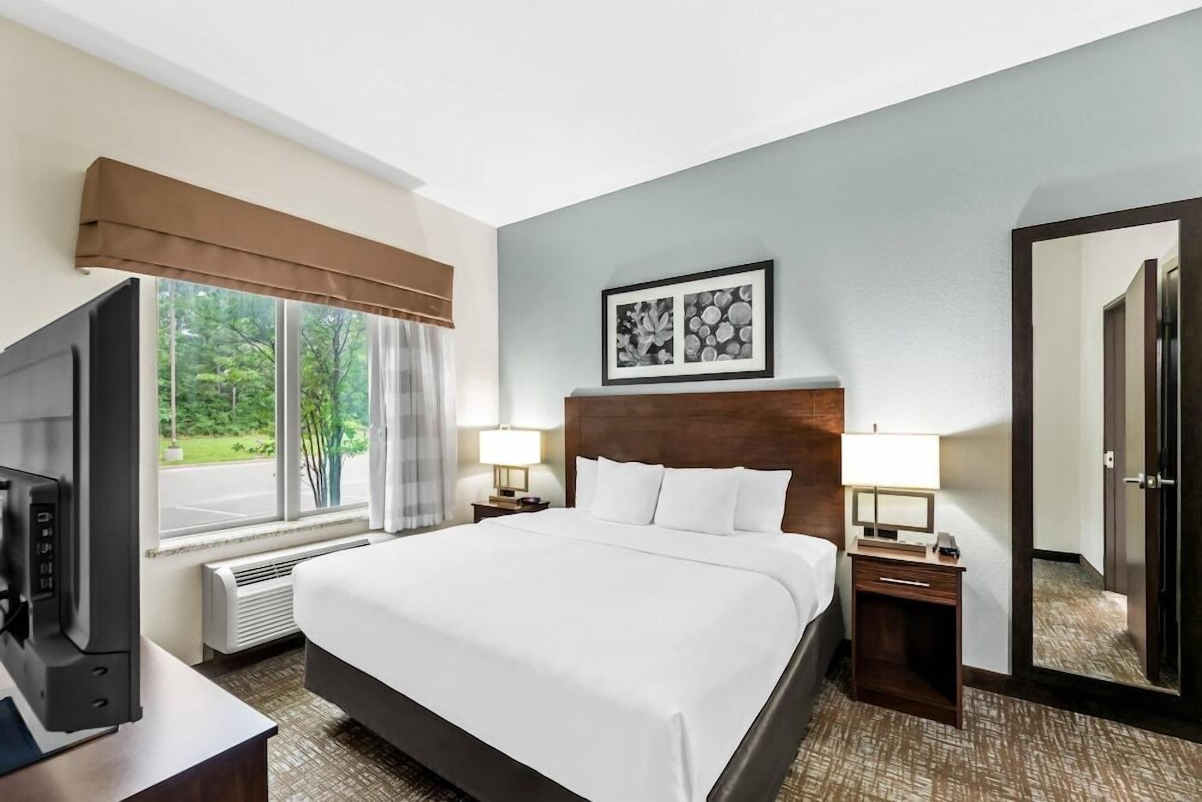 Pillowtop beds, desk, iron/ironing board, free WiFi