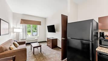 Suite, 1 Tempat Tidur King, akses difabel, Bebas Asap Rokok (Efficiency) | Bantalan ekstra lembut, meja kerja, dan setrika/meja setrika
