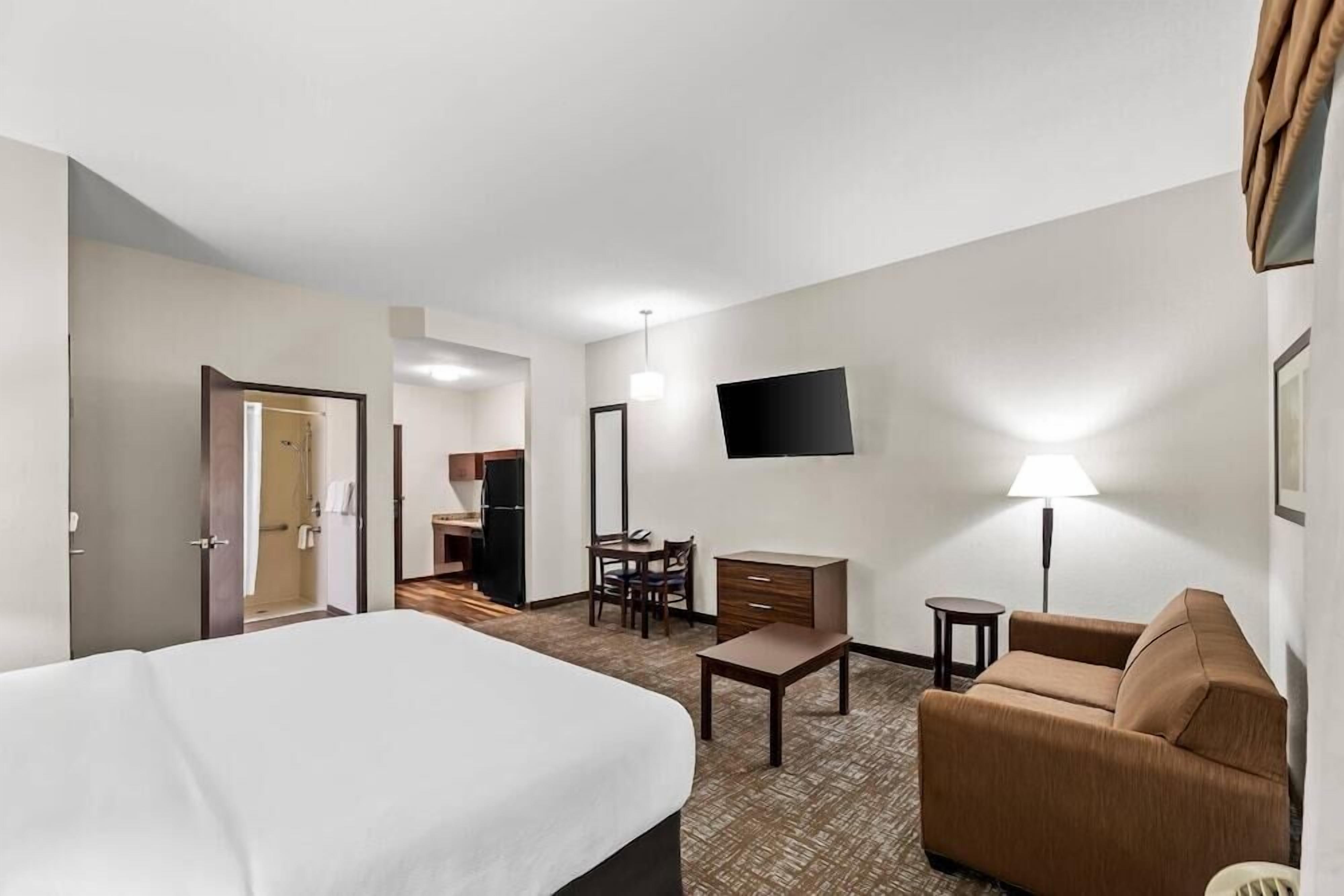 Pillowtop beds, desk, iron/ironing board, free WiFi