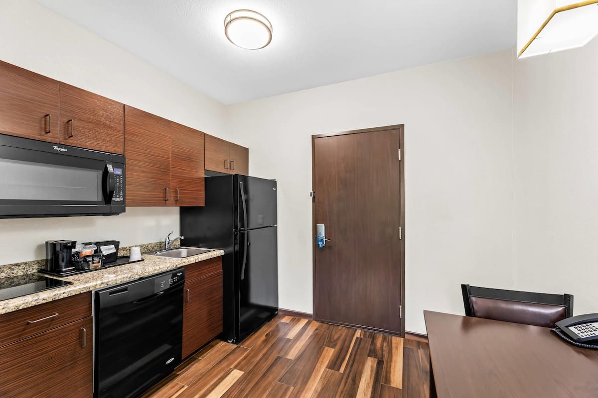 Suite, 1 King Bed | Pillowtop beds, desk, iron/ironing board, free WiFi