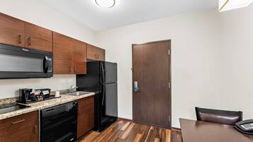 Colchones con pillow-top, escritorio y tabla de planchar con plancha