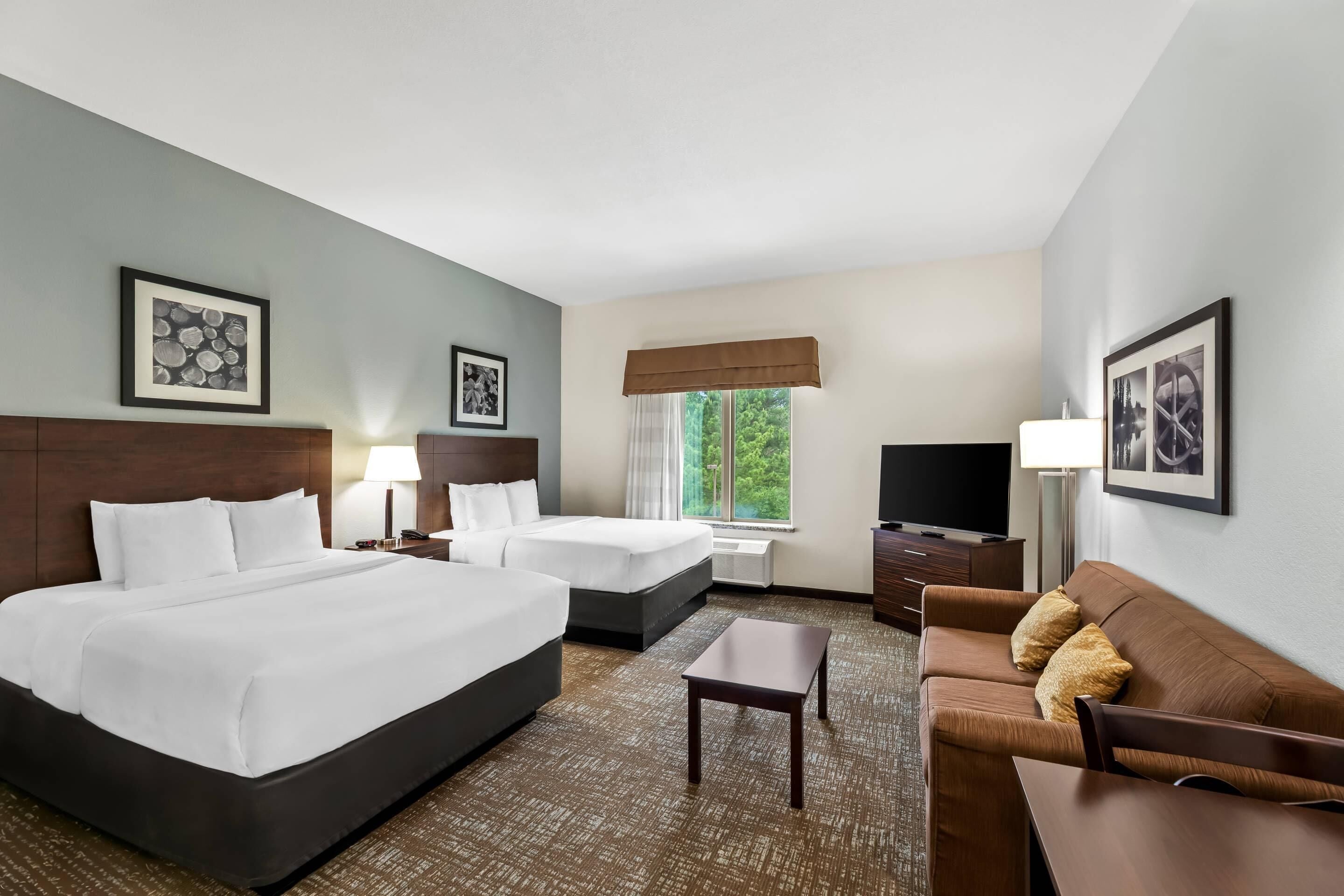 Pillowtop beds, desk, iron/ironing board, free WiFi