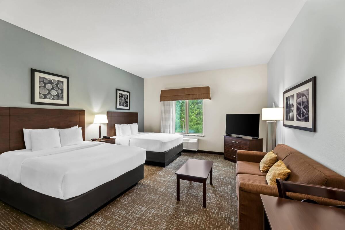 Pillowtop beds, desk, iron/ironing board, free WiFi