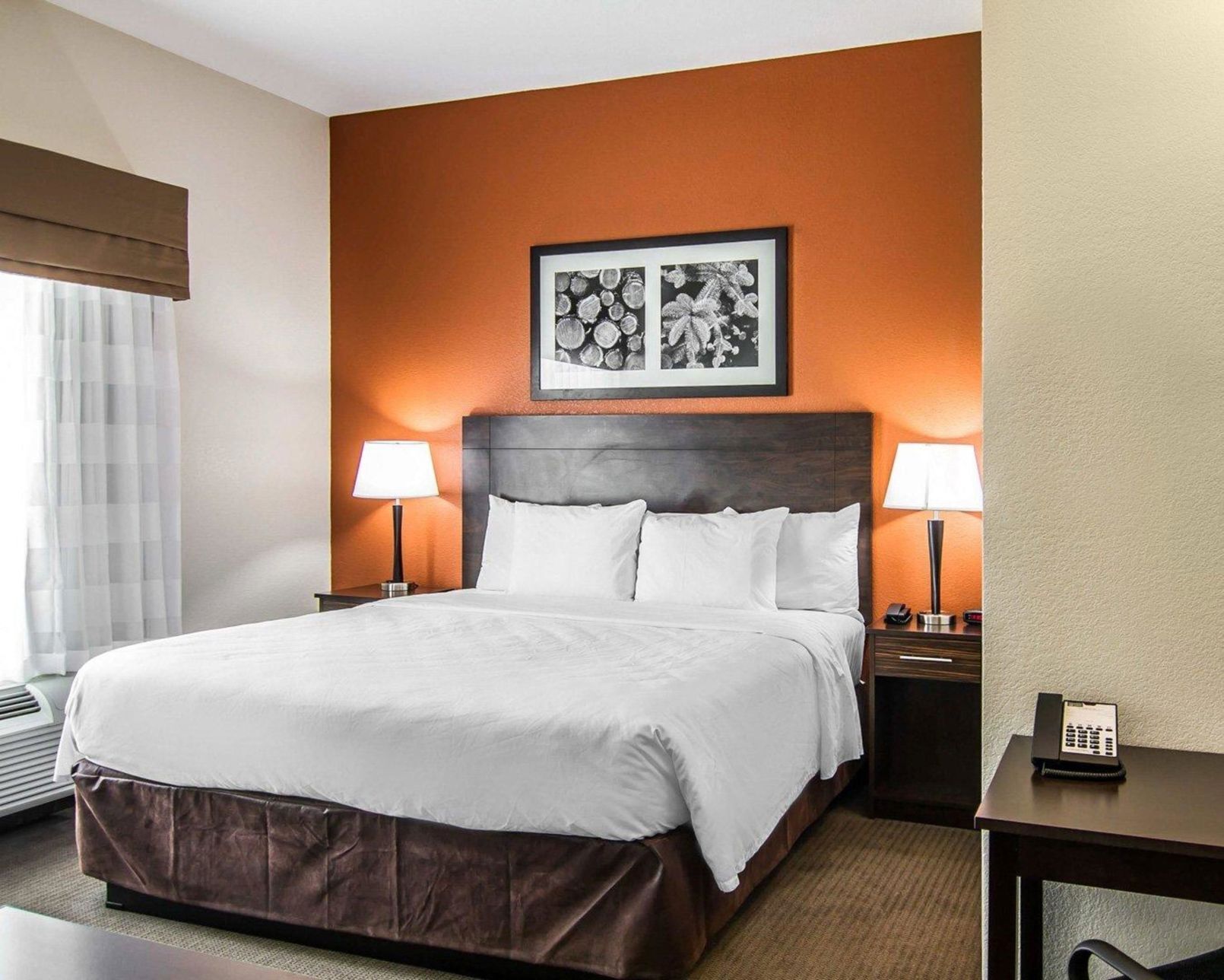 Lit avec matelas à plateau-coussin, bureau, fer et planche à repasser