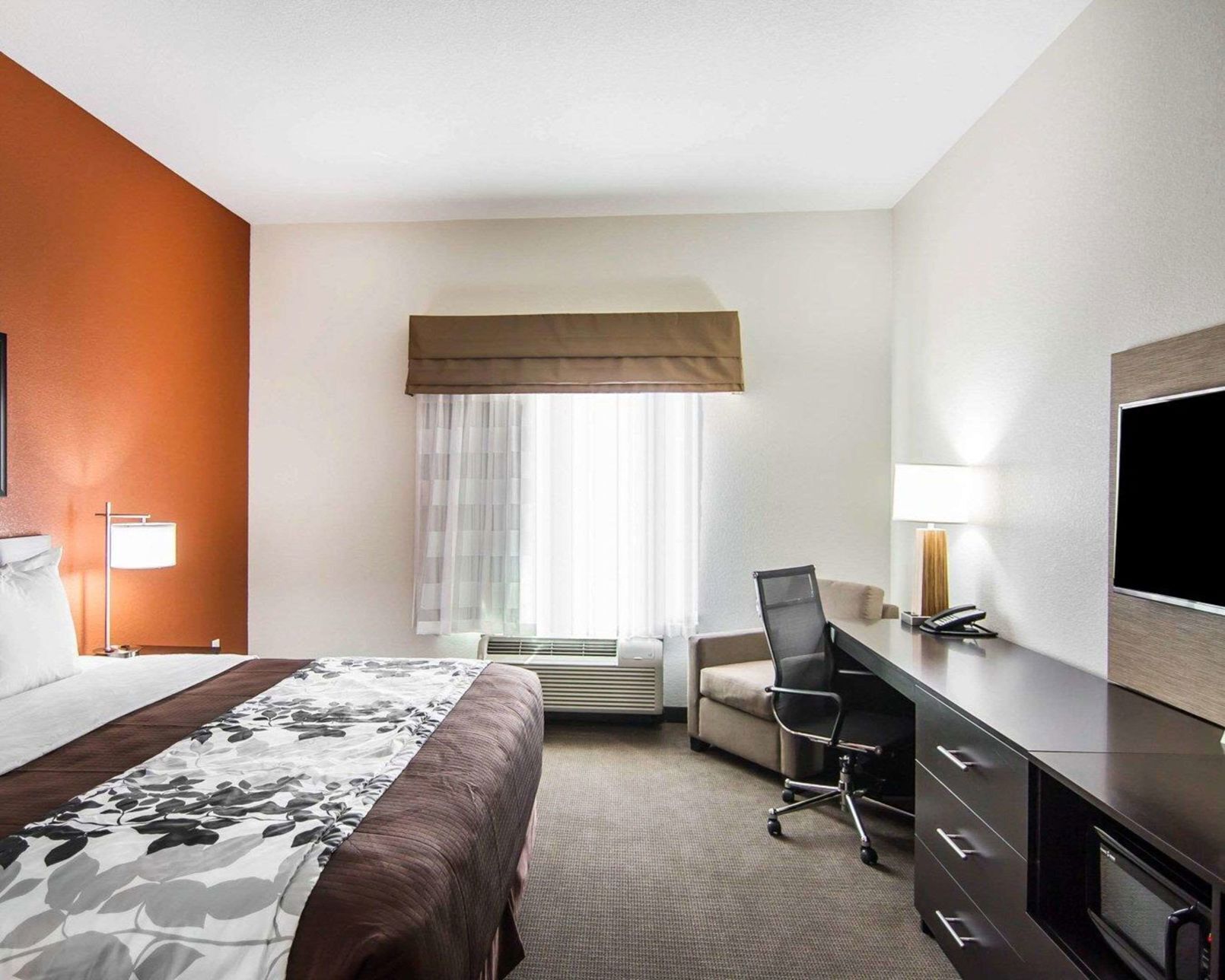 Premium bedding, desk, iron/ironing board, free WiFi