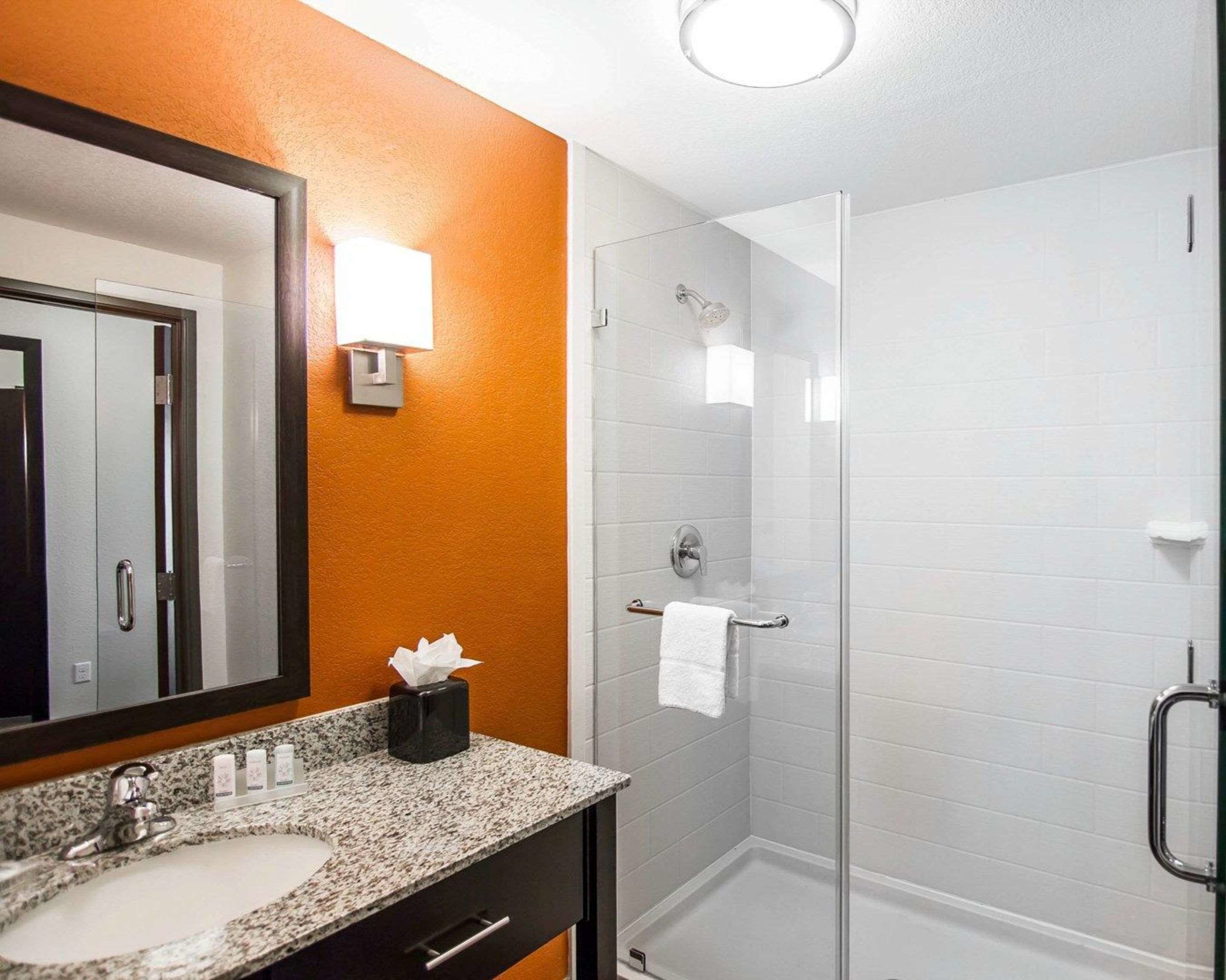 standard room, 1 king bed | bathroom | free toiletries, hair dryer, towels