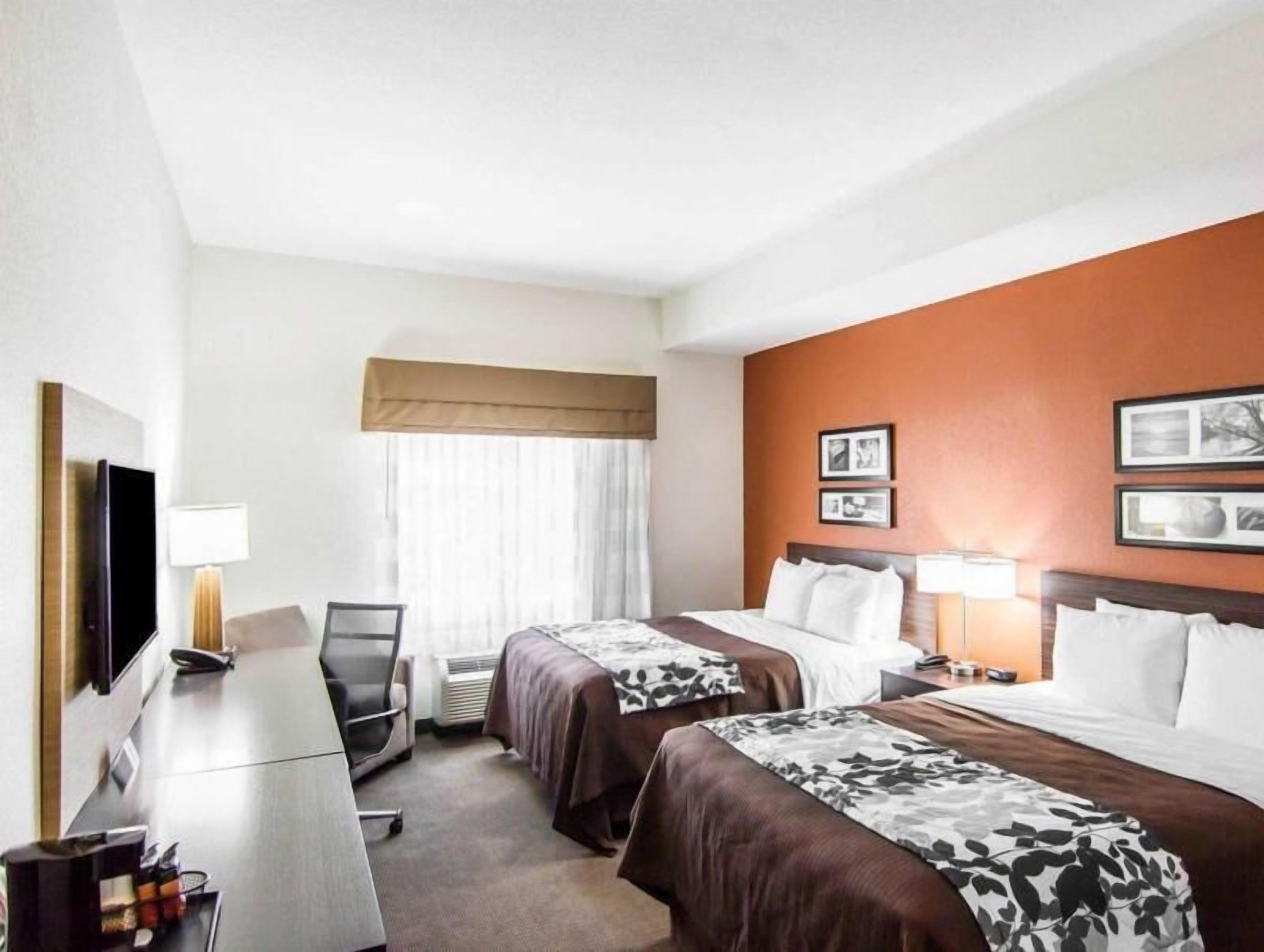 Premium bedding, desk, iron/ironing board, free WiFi