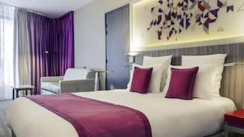 Peralatan tempat tidur premium, bar mini, peti besi dalam bilik, meja