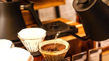 Una estación para preparar café, con una cafetera, una máquina de goteo y un filtro de café.