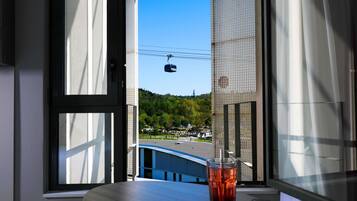 Klassieke Twin kamer, 2 eenpersoonsbedden | Luxe beddengoed, een minibar, een kluis op de kamer, een bureau