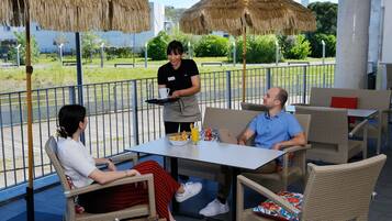 Breakfast (EUR 15 per person)