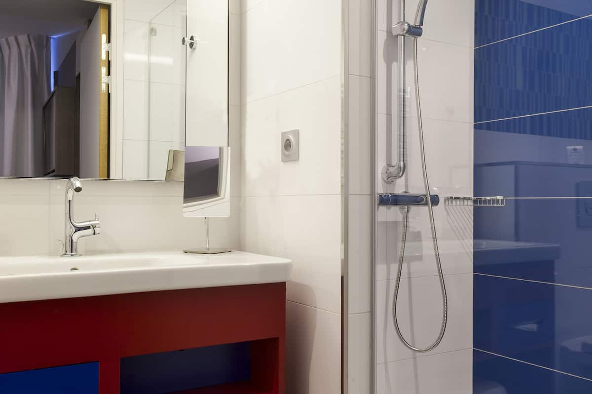 privilege, room, 1 double bed | bathroom | shower, eco-friendly toiletries, hair dryer, towels